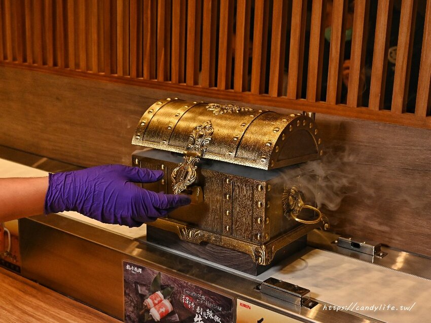 札卡燒肉│全台第一間輸送帶燒肉店就在台中，營業至凌晨兩點，主打個人燒肉套餐，最低只要620元起～