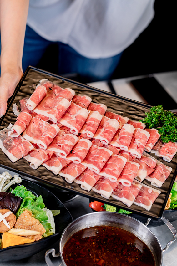 櫻桃鴨10盎司(178元)通常吃火鍋店家都會建議鴨肉煮到全熟再食用,而這裡提供的是高品質的櫻桃鴨,店家建議七分熟就好,最能品嘗到原始鮮甜的肉質,也拍胸脯保證品質是最新鮮的呢!果然肉質是豐滿細嫩鮮甜,七分熟的狀態也不覺得有腥味,口感上更加的有彈性! 櫻桃鴨10盎司(178元)通常吃火鍋店家都會建議鴨肉煮到全熟再食用,而這裡提供的是高品質的櫻桃鴨,店家建議七分熟就好,最能品嘗到原始鮮甜的肉質,也拍胸脯保證品質是最新鮮的呢!果然肉質是豐滿細嫩鮮甜,七分熟的狀態也不覺得有腥味,口感上更加的有彈性!