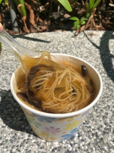 蘆洲食記｜原蘆洲永康公園素食麵線：排隊人潮不斷不是沒有原因