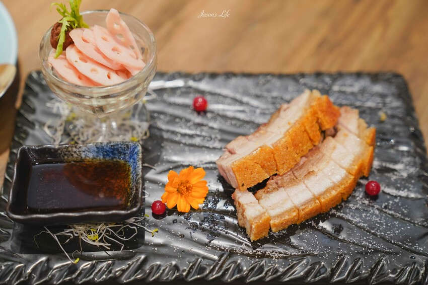 【台中西屯|美食】頂園全鴨坊。台中米其林餐盤推薦,火焰櫻桃鴨需提前預訂,皮脆多汁,適合聚餐