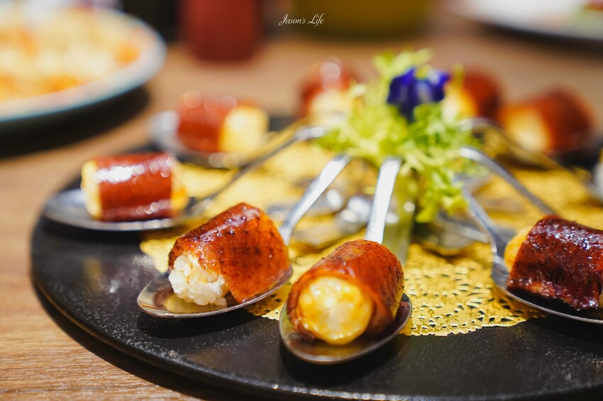 【台中西屯|美食】頂園全鴨坊。台中米其林餐盤推薦,火焰櫻桃鴨需提前預訂,皮脆多汁,適合聚餐