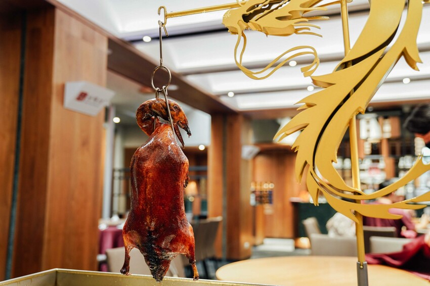 【台中西屯|美食】頂園全鴨坊。台中米其林餐盤推薦,火焰櫻桃鴨需提前預訂,皮脆多汁,適合聚餐