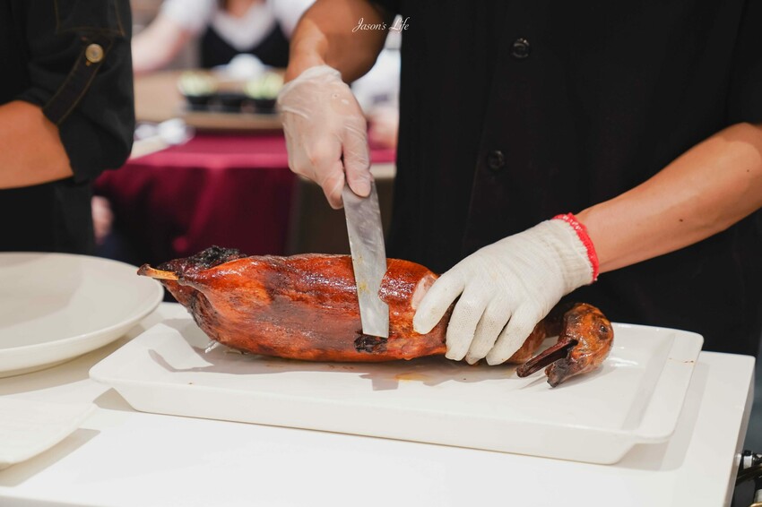 【台中西屯|美食】頂園全鴨坊。台中米其林餐盤推薦,火焰櫻桃鴨需提前預訂,皮脆多汁,適合聚餐
