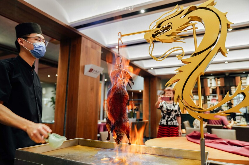 【台中西屯|美食】頂園全鴨坊。台中米其林餐盤推薦,火焰櫻桃鴨需提前預訂,皮脆多汁,適合聚餐