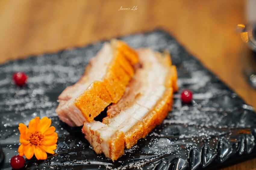 【台中西屯|美食】頂園全鴨坊。台中米其林餐盤推薦,火焰櫻桃鴨需提前預訂,皮脆多汁,適合聚餐