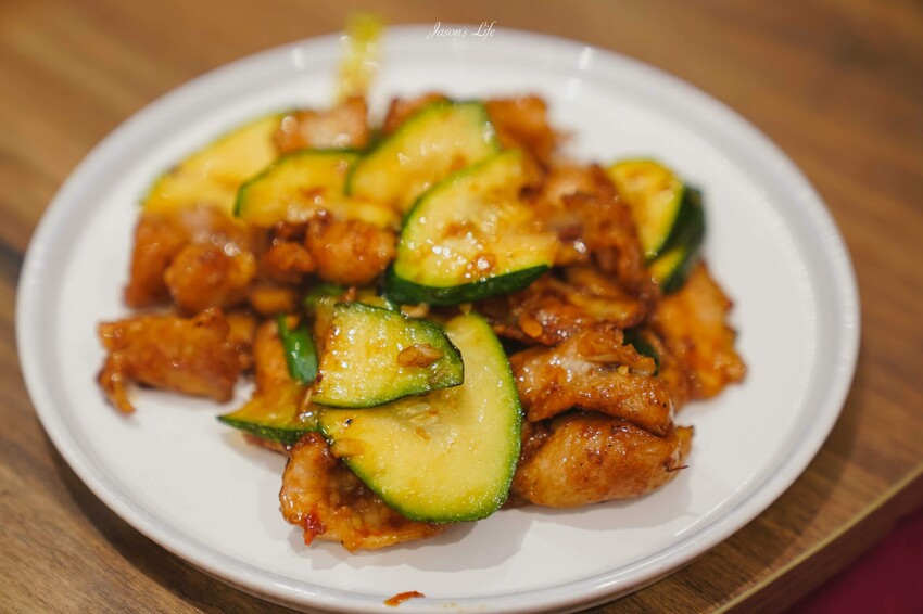 【台中西屯|美食】頂園全鴨坊。台中米其林餐盤推薦,火焰櫻桃鴨需提前預訂,皮脆多汁,適合聚餐