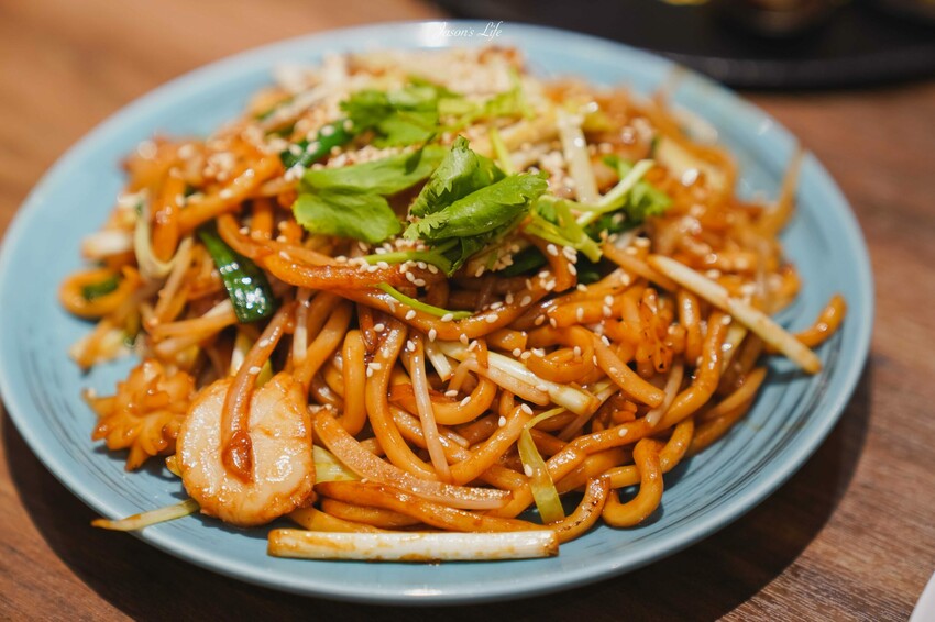 【台中西屯|美食】頂園全鴨坊。台中米其林餐盤推薦,火焰櫻桃鴨需提前預訂,皮脆多汁,適合聚餐