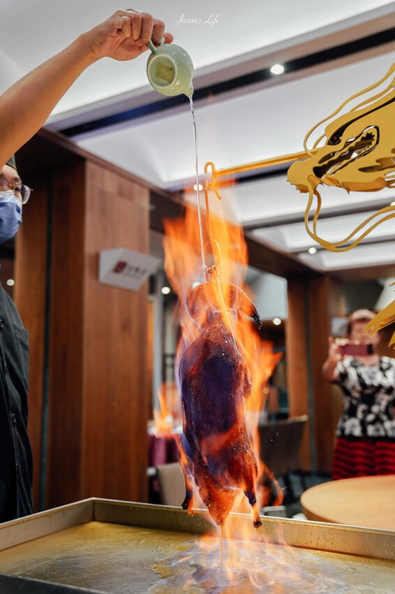 【台中西屯|美食】頂園全鴨坊。台中米其林餐盤推薦,火焰櫻桃鴨需提前預訂,皮脆多汁,適合聚餐