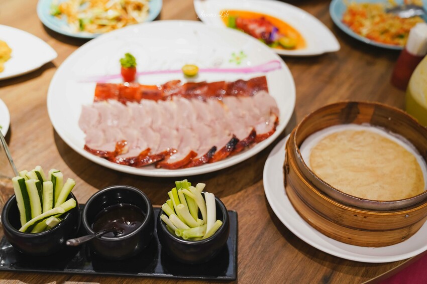 【台中西屯|美食】頂園全鴨坊。台中米其林餐盤推薦,火焰櫻桃鴨需提前預訂,皮脆多汁,適合聚餐