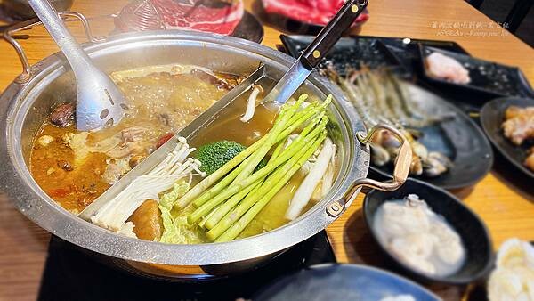 新北蘆洲吃到飽麻辣火鍋-蒙古紅鴛鴦麻辣鍋-超過八十道品項吃到飽,蔬食、海鮮、肉品 稀珍又新鮮,還有被耽誤的滷肉飯,也可以單點火鍋套餐!蘆洲吃到飽推薦-50.jpg