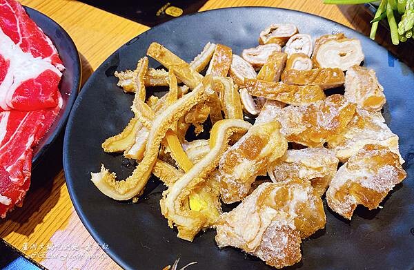 新北蘆洲吃到飽麻辣火鍋-蒙古紅鴛鴦麻辣鍋-超過八十道品項吃到飽,蔬食、海鮮、肉品 稀珍又新鮮,還有被耽誤的滷肉飯,也可以單點火鍋套餐!蘆洲吃到飽推薦-47.jpg