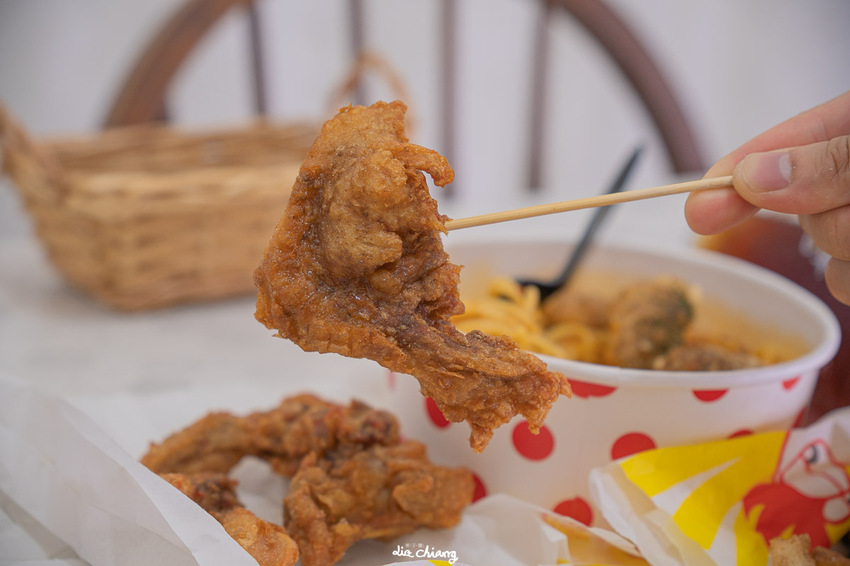 台中南區炸雞店、義大利麵，邊吹冷氣邊等餐，很舒服，窺雞福來得學府店