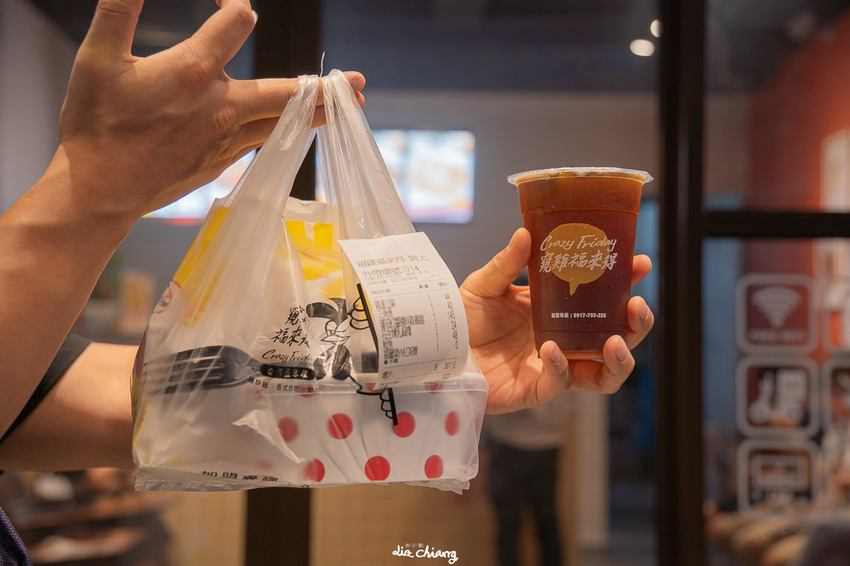 台中南區炸雞店、義大利麵，邊吹冷氣邊等餐，很舒服，窺雞福來得學府店