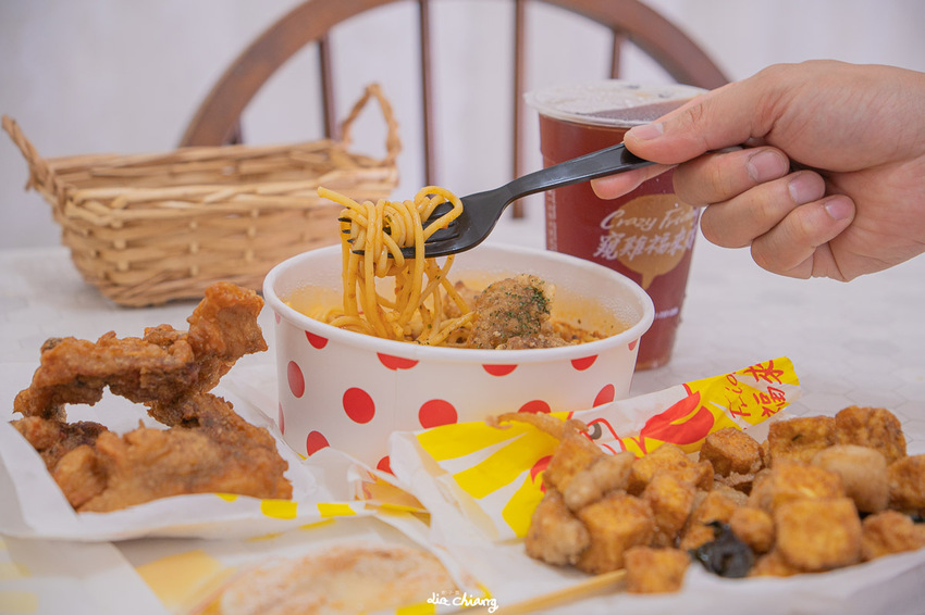 台中南區炸雞店、義大利麵，邊吹冷氣邊等餐，很舒服，窺雞福來得學府店