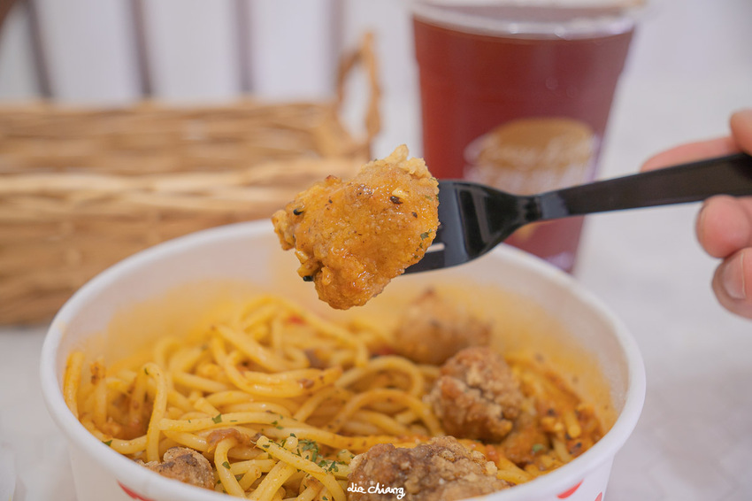 台中南區炸雞店、義大利麵，邊吹冷氣邊等餐，很舒服，窺雞福來得學府店