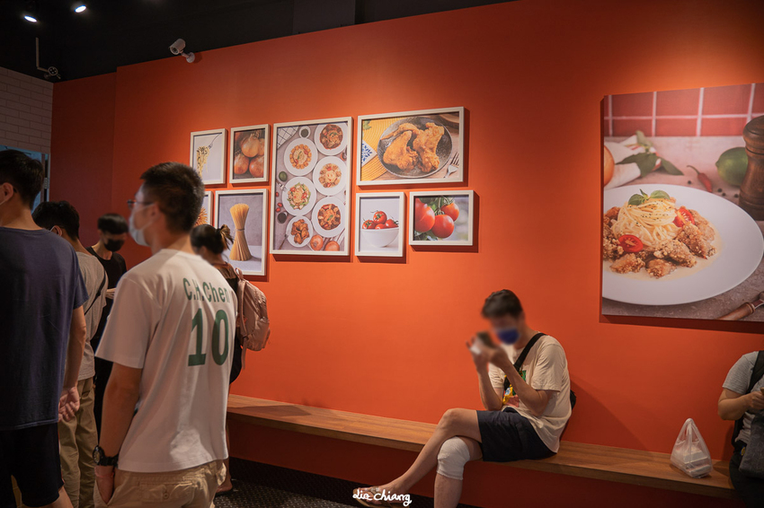 台中南區炸雞店、義大利麵，邊吹冷氣邊等餐，很舒服，窺雞福來得學府店