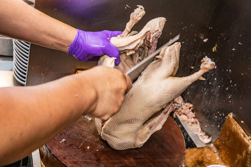 台中鵝肉界人氣王！酉金鵝 鵝肉飯百元有找，鵝高湯免費喝到飽CP值破錶。
