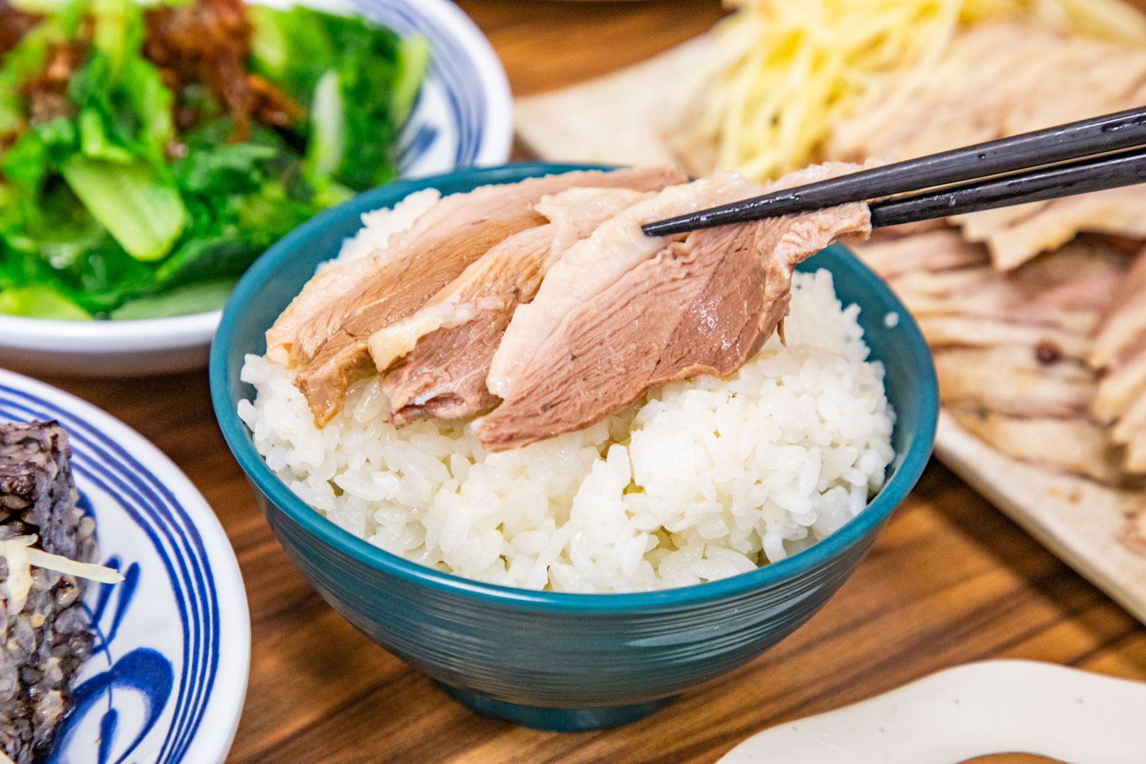 台中人氣爆棚鵝肉店!酉金鵝招牌鵝肉,超嫩無骨鵝肉飯百元有找!
