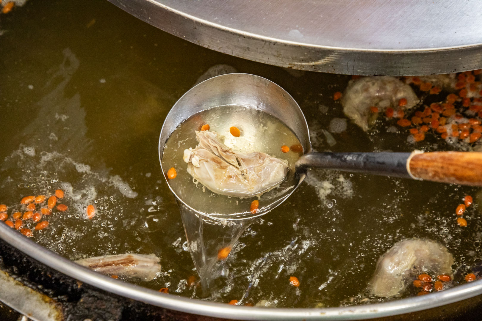 台中人氣爆棚鵝肉店!酉金鵝招牌鵝肉,超嫩無骨鵝肉飯百元有找!