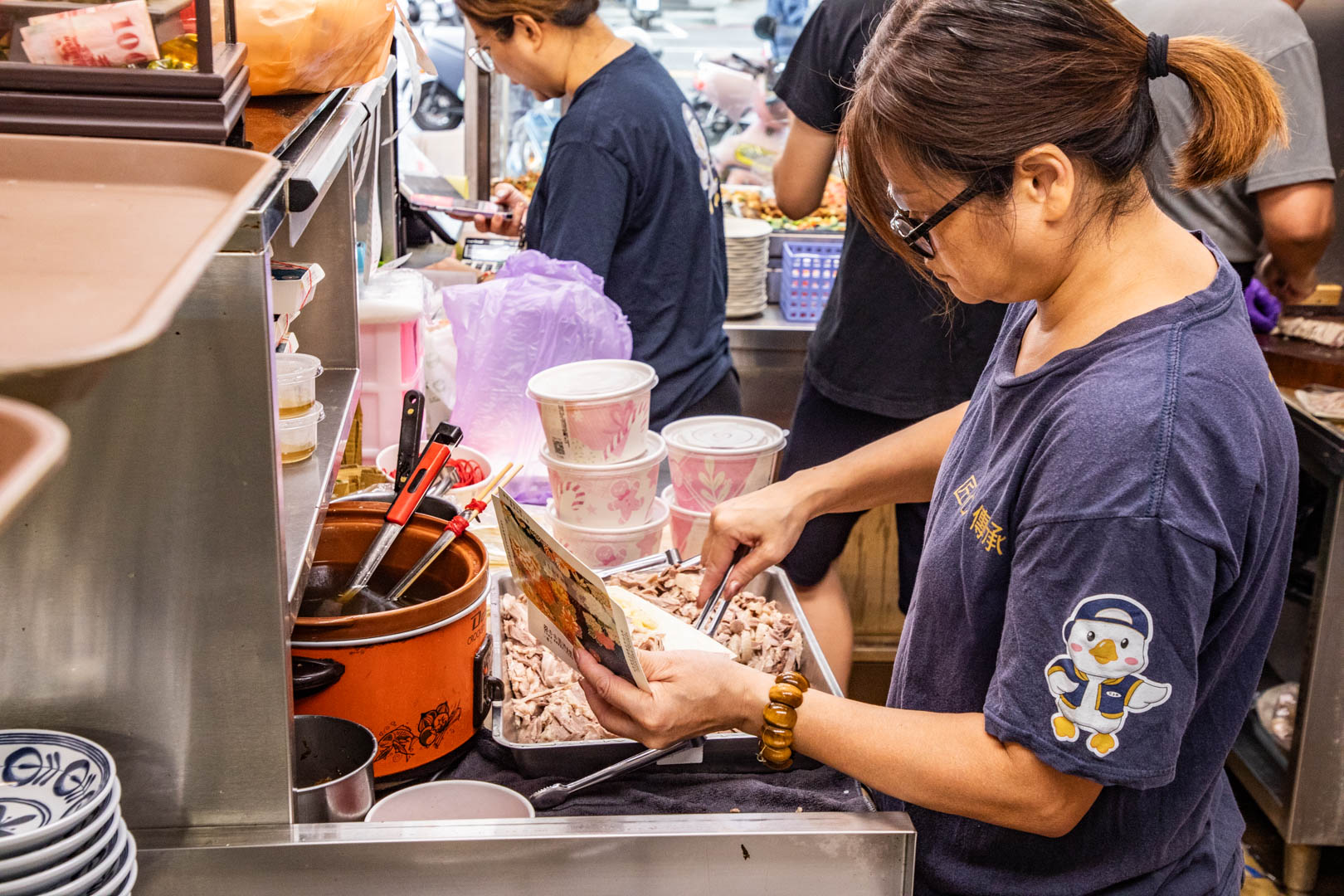 台中人氣爆棚鵝肉店!酉金鵝招牌鵝肉,超嫩無骨鵝肉飯百元有找!