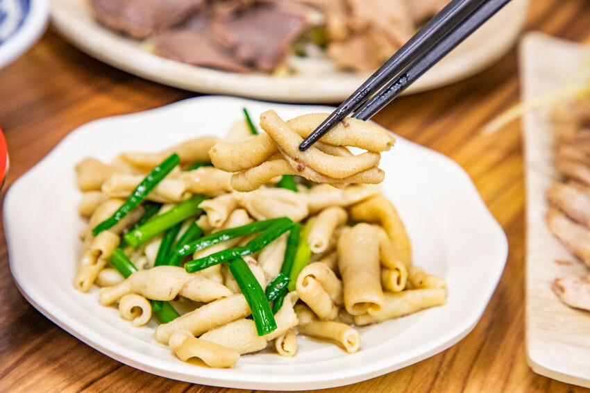 台中鵝肉界人氣王！酉金鵝 鵝肉飯百元有找，鵝高湯免費喝到飽CP值破錶。