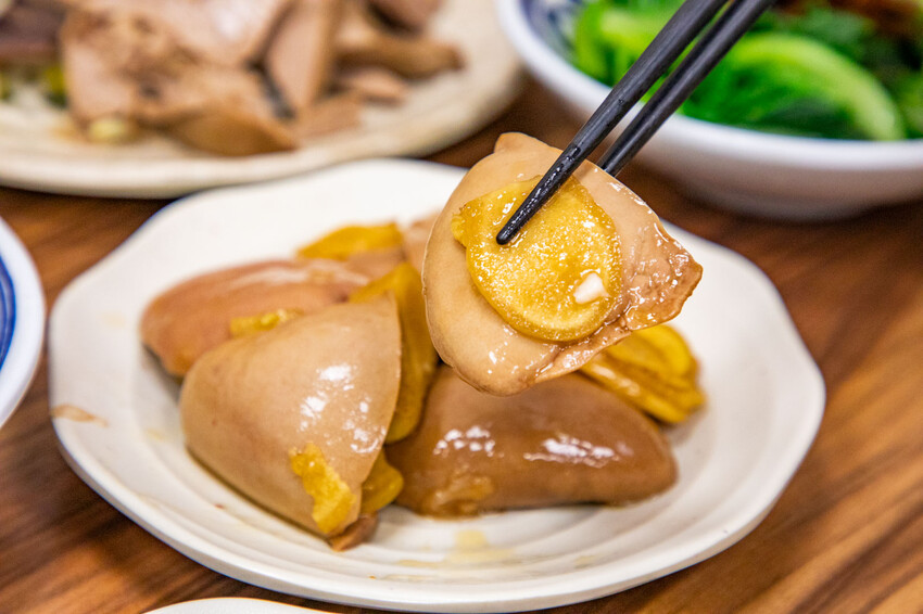 台中鵝肉界人氣王！酉金鵝 鵝肉飯百元有找，鵝高湯免費喝到飽CP值破錶。