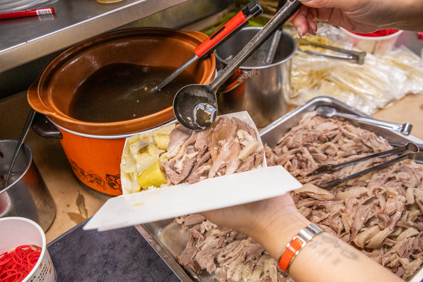 台中人氣爆棚鵝肉店!酉金鵝招牌鵝肉,超嫩無骨鵝肉飯百元有找!