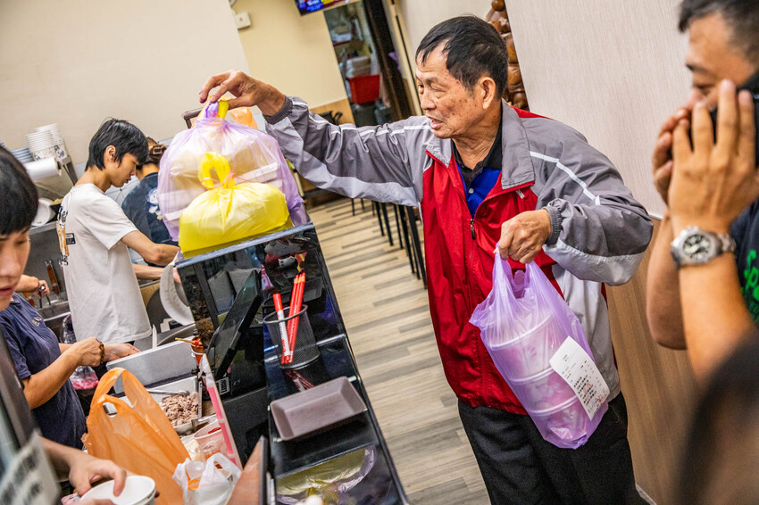 台中鵝肉界人氣王！酉金鵝 鵝肉飯百元有找，鵝高湯免費喝到飽CP值破錶。