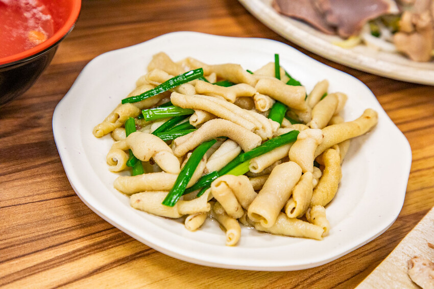 台中鵝肉界人氣王！酉金鵝 鵝肉飯百元有找，鵝高湯免費喝到飽CP值破錶。