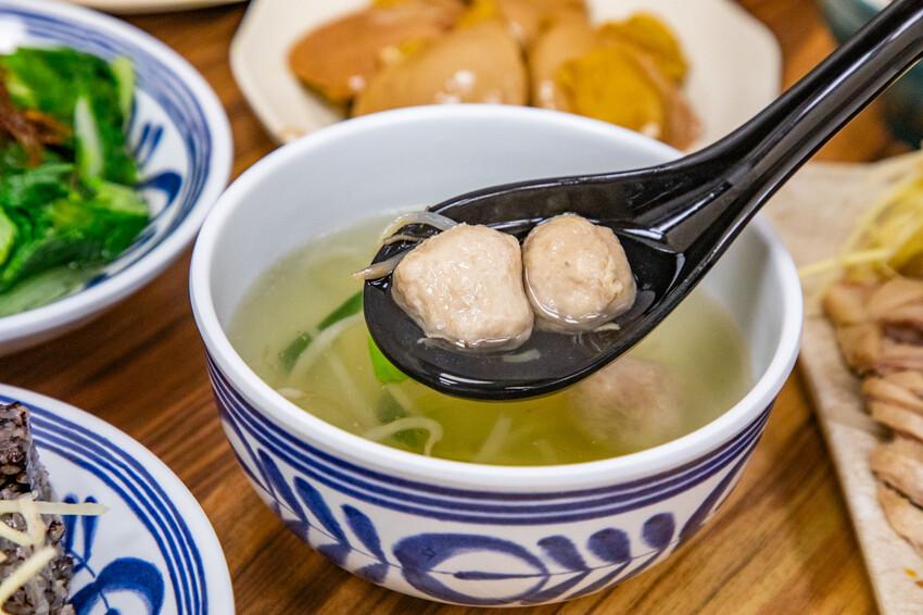 台中鵝肉界人氣王！酉金鵝 鵝肉飯百元有找，鵝高湯免費喝到飽CP值破錶。