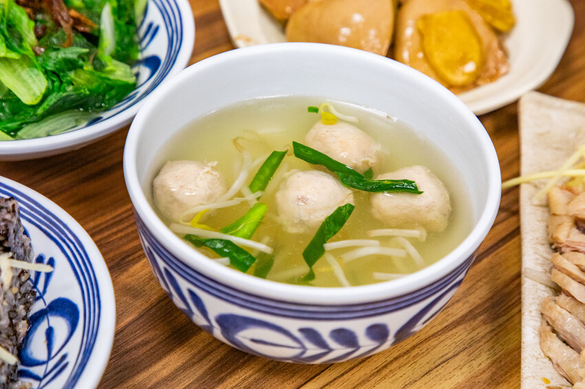 台中鵝肉界人氣王！酉金鵝 鵝肉飯百元有找，鵝高湯免費喝到飽CP值破錶。