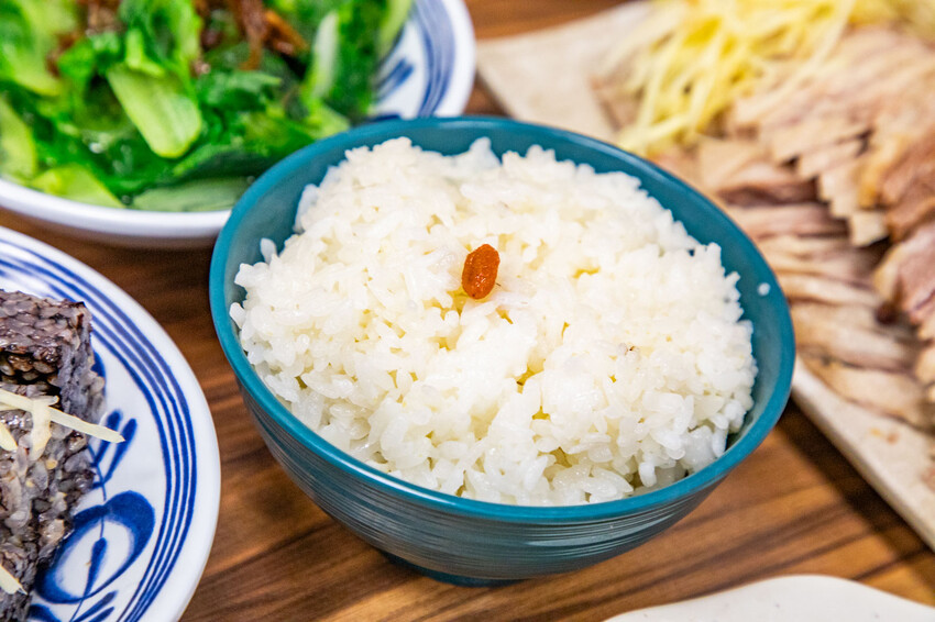 台中鵝肉界人氣王！酉金鵝 鵝肉飯百元有找，鵝高湯免費喝到飽CP值破錶。