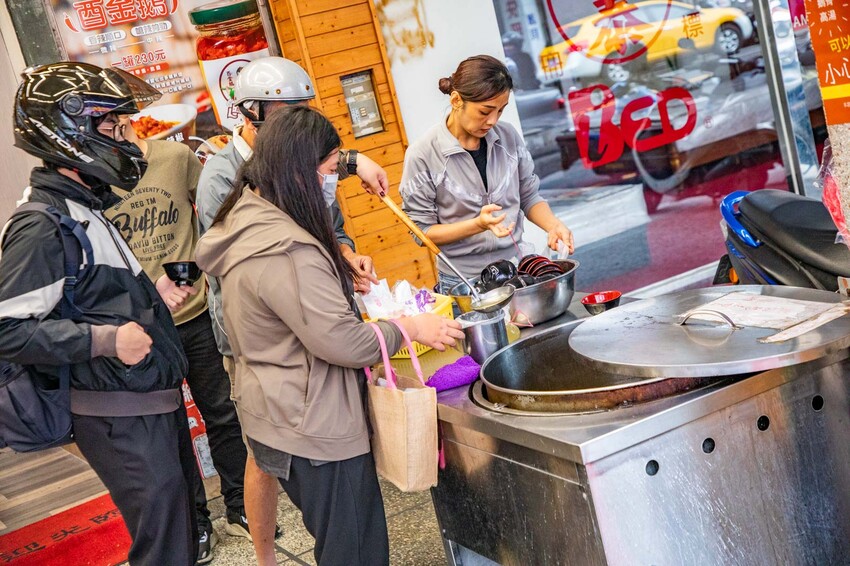 台中鵝肉界人氣王！酉金鵝 鵝肉飯百元有找，鵝高湯免費喝到飽CP值破錶。