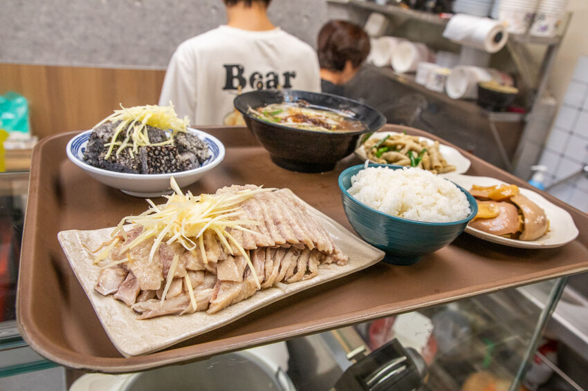 台中鵝肉界人氣王！酉金鵝 鵝肉飯百元有找，鵝高湯免費喝到飽CP值破錶。