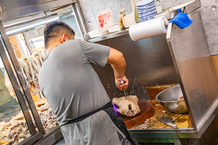 台中鵝肉界人氣王！酉金鵝 鵝肉飯百元有找，鵝高湯免費喝到飽CP值破錶。