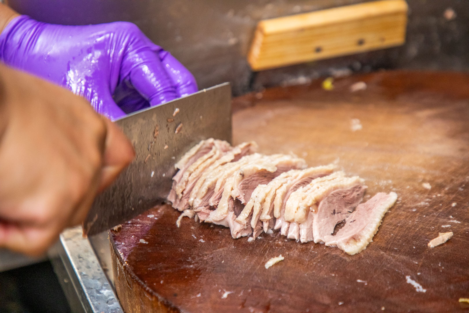 台中人氣爆棚鵝肉店!酉金鵝招牌鵝肉,超嫩無骨鵝肉飯百元有找!