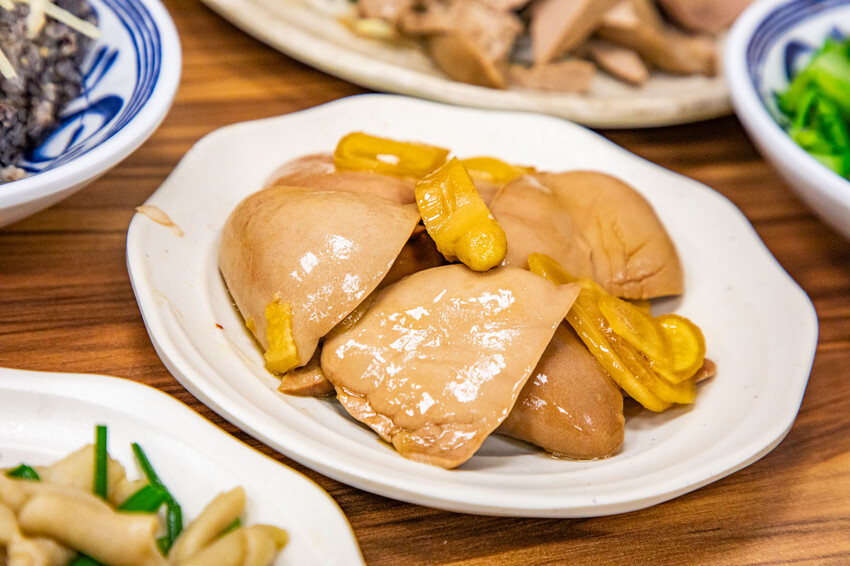 台中鵝肉界人氣王！酉金鵝 鵝肉飯百元有找，鵝高湯免費喝到飽CP值破錶。