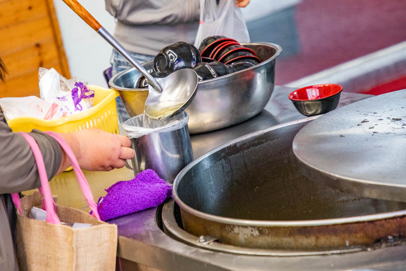 台中人氣爆棚鵝肉店!酉金鵝招牌鵝肉,超嫩無骨鵝肉飯百元有找!