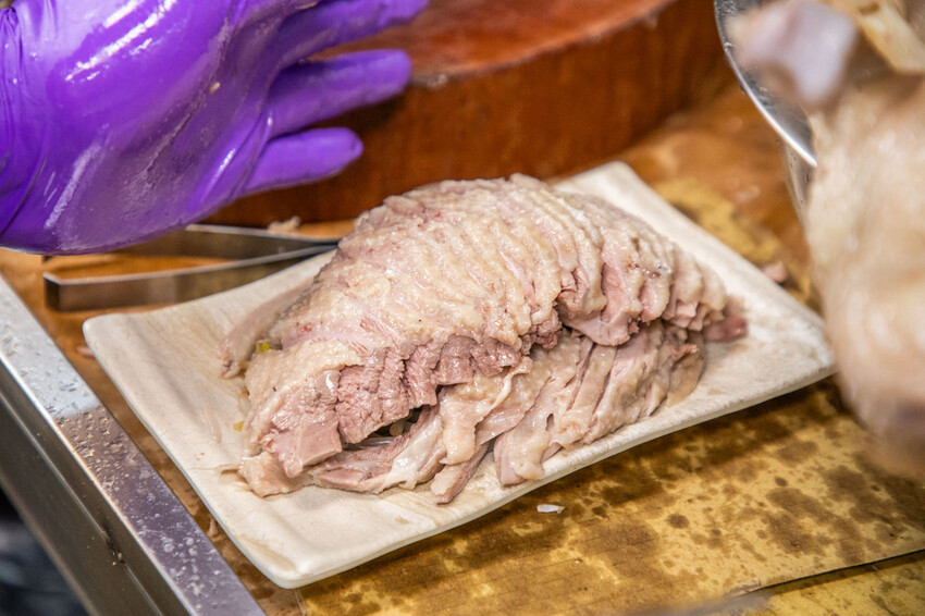 台中鵝肉界人氣王！酉金鵝 鵝肉飯百元有找，鵝高湯免費喝到飽CP值破錶。