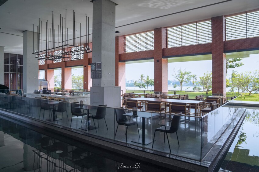 【台南安平│住宿】福爾摩沙遊艇酒店。台南無邊際泳池，兒童遊戲區超強，早餐就有香檳可以喝