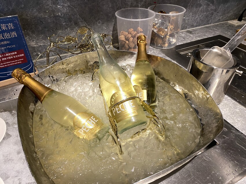 【台南安平│住宿】福爾摩沙遊艇酒店。台南無邊際泳池，兒童遊戲區超強，早餐就有香檳可以喝