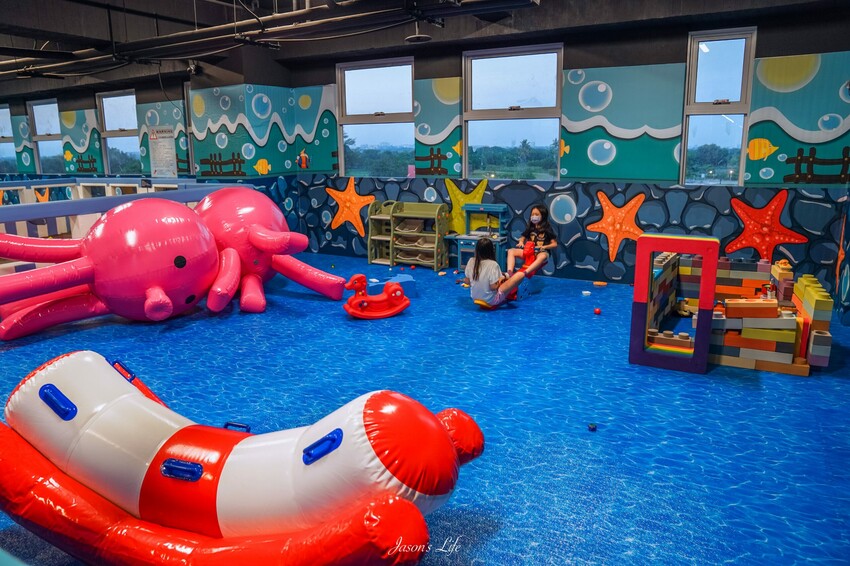 【台南安平│住宿】福爾摩沙遊艇酒店。台南無邊際泳池，兒童遊戲區超強，早餐就有香檳可以喝