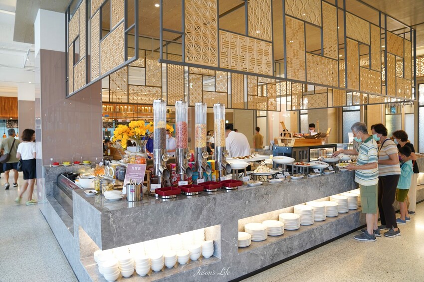 【台南安平│住宿】福爾摩沙遊艇酒店。台南無邊際泳池，兒童遊戲區超強，早餐就有香檳可以喝