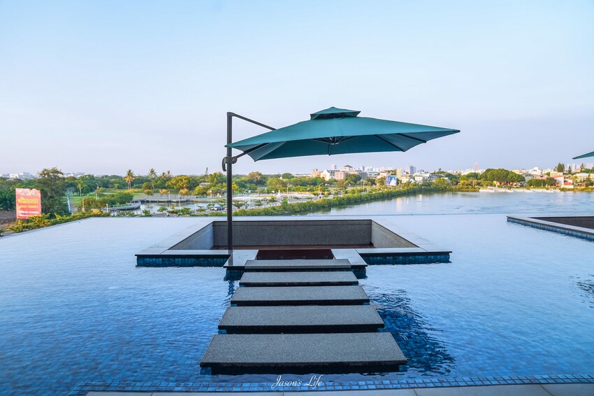 【台南安平│住宿】福爾摩沙遊艇酒店。台南無邊際泳池，兒童遊戲區超強，早餐就有香檳可以喝