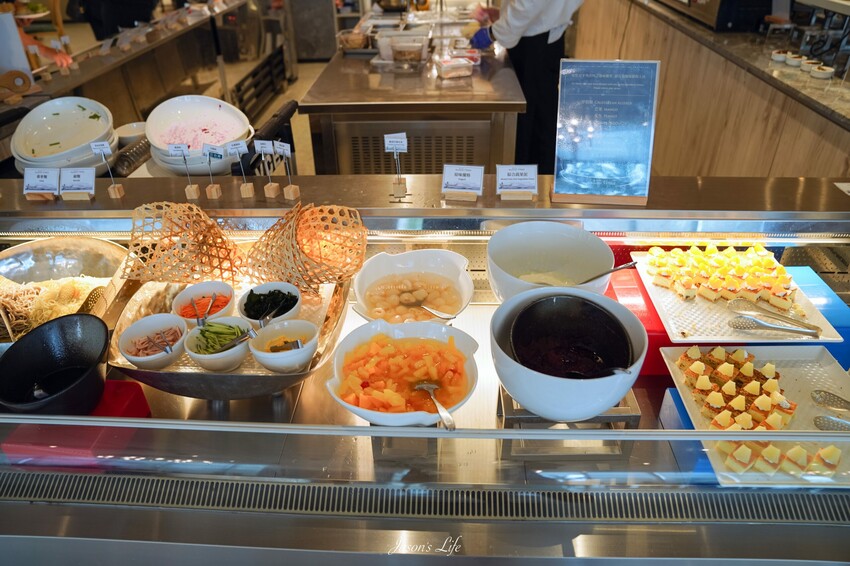 【台南安平│住宿】福爾摩沙遊艇酒店。台南無邊際泳池，兒童遊戲區超強，早餐就有香檳可以喝