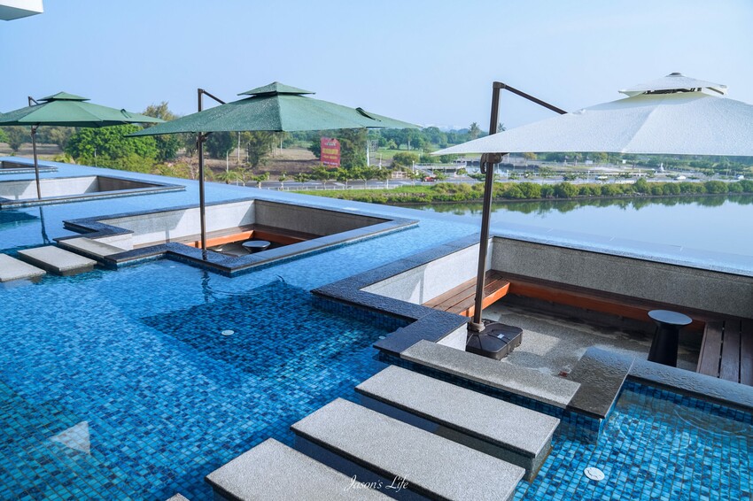 【台南安平│住宿】福爾摩沙遊艇酒店。台南無邊際泳池，兒童遊戲區超強，早餐就有香檳可以喝