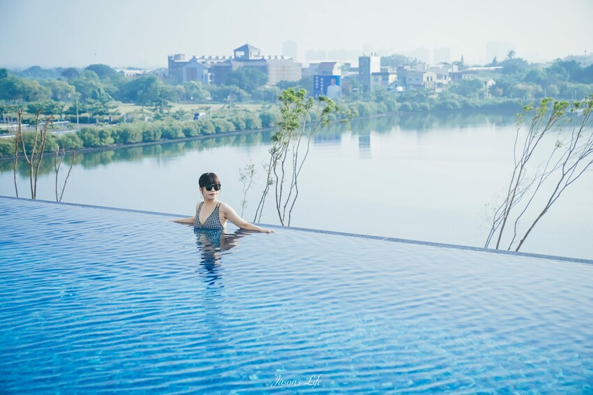【台南安平│住宿】福爾摩沙遊艇酒店。台南無邊際泳池，兒童遊戲區超強，早餐就有香檳可以喝