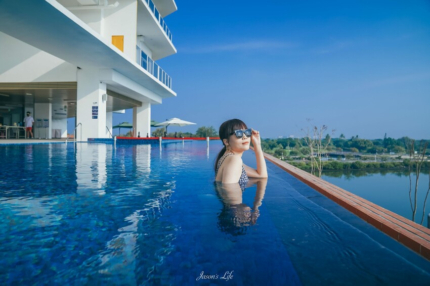 【台南安平│住宿】福爾摩沙遊艇酒店。台南無邊際泳池，兒童遊戲區超強，早餐就有香檳可以喝