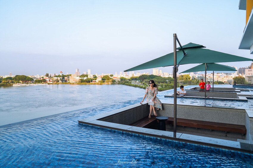 【台南安平│住宿】福爾摩沙遊艇酒店。台南無邊際泳池，兒童遊戲區超強，早餐就有香檳可以喝