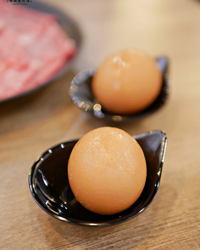 太過癮！加入整罐高大鮮乳的銷魂麻奶鍋好香好好吃『湁鍋饌精緻鍋物』內用飲品、白飯、杜老爺冰淇淋無限量供應可以呀！台南火鍋｜台南美食｜台南東區 - 曼達愛吃鬼